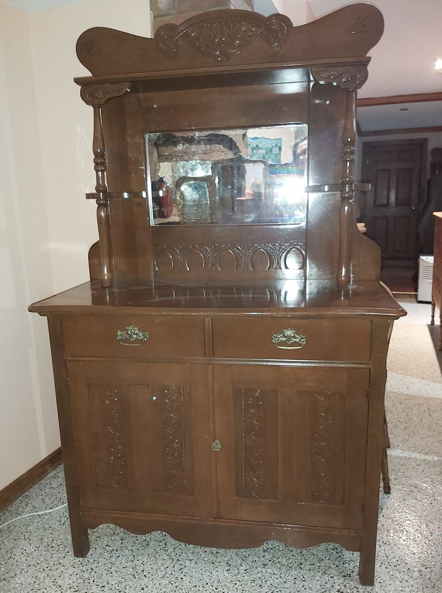 buffet vernis originale presback des année 1910 44x20x74 pc de haut $650.00