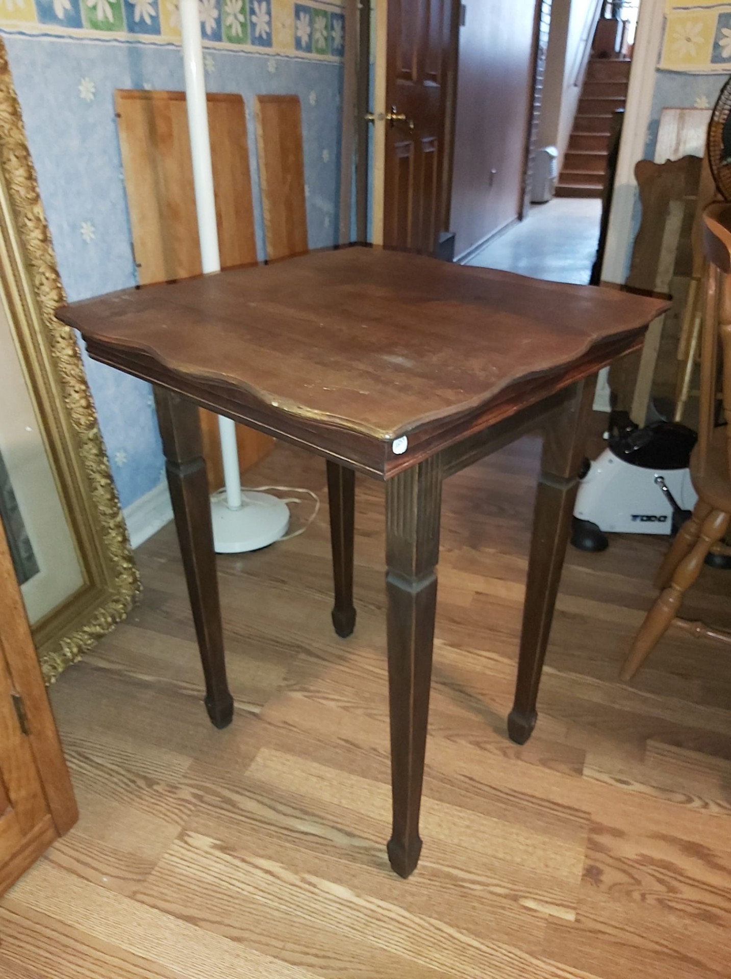 table de coin en merisier des année 1920 24x24x30 pc de haut $150.00