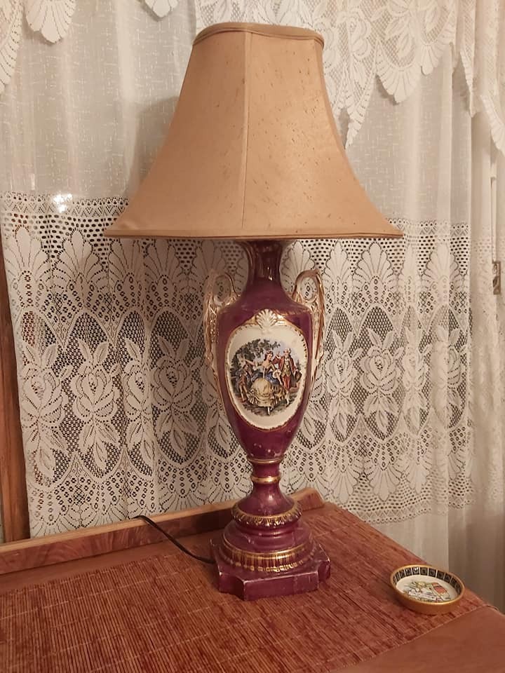 Lampe de chevet Aladin porcelaine antique impeccable 26 pc de haut $150.00