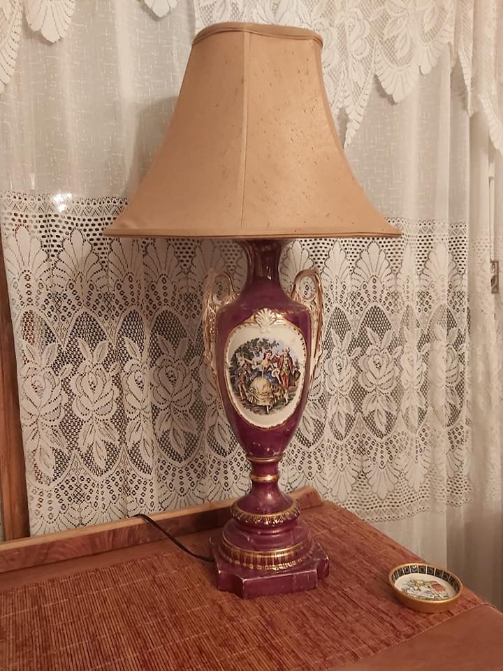 lampe Aladin  de table très vieille $150.00