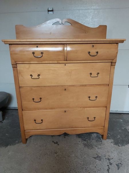 Grosse Commode 44x20x48 pc de haut plus corniche 10 pc $550.00