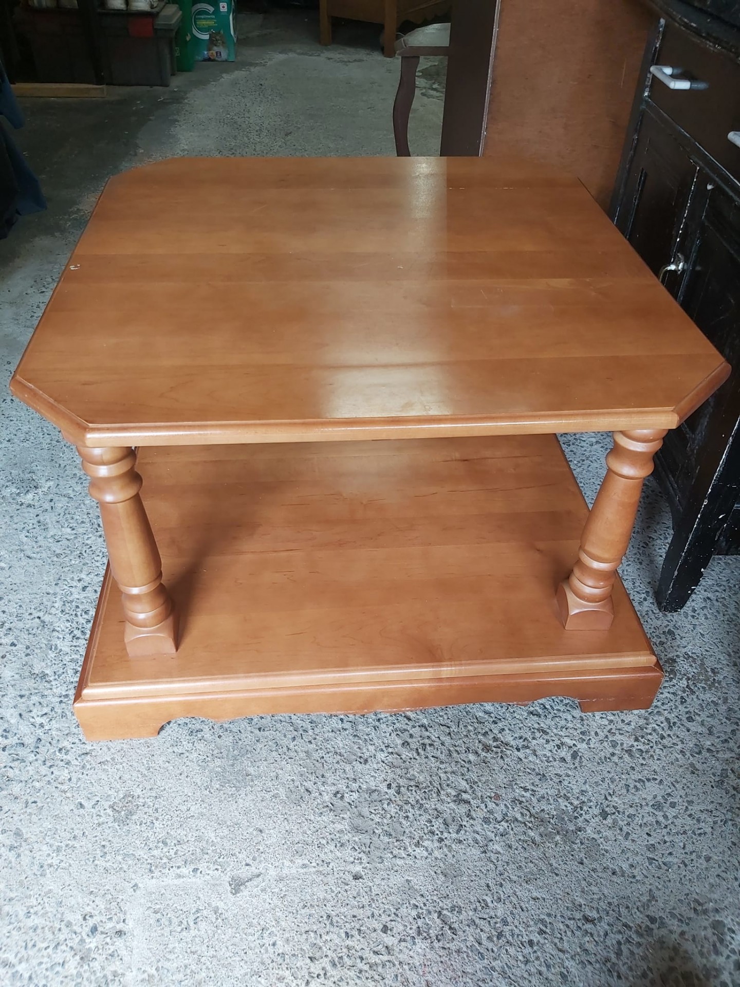 table de salon 29x29x20 pc de haut $75.00